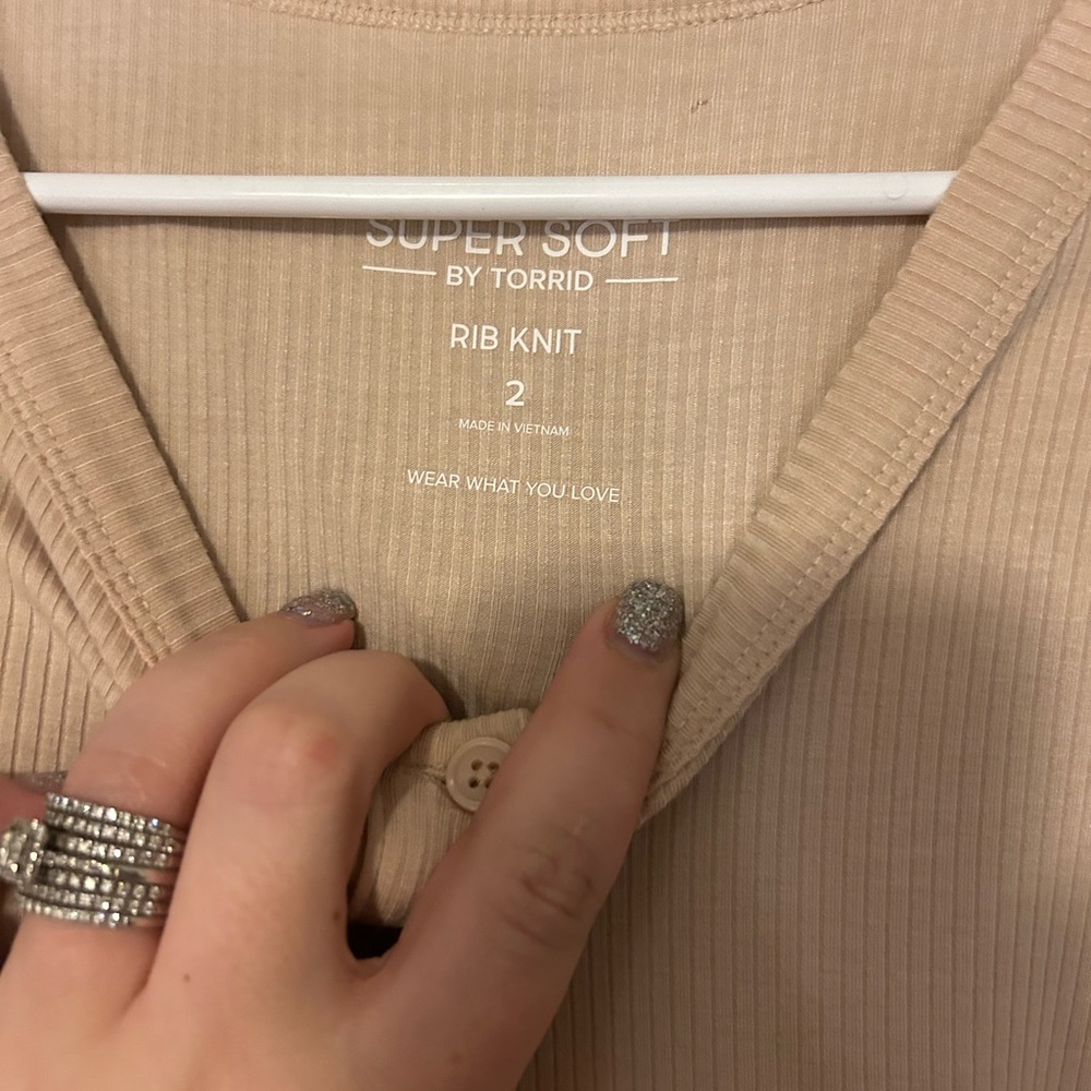 NWOT Size 2 Torrid Beige Short Sleeve Button-Up Top - Picture 2 of 5